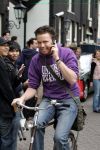 Amsterdam 05 mei 2004
Jamai Idols op fiets in Amsterdam met gsm