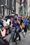 Amsterdam 05 mei 2004
Jamai Idols op fiets in Amsterdam met gsm