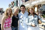 Volendam 19 mei 2004
Jan Smit uitreiking nieuwe cd en nieuw BMW X3
Bridget Maasland met Jan Smit en zijn zusjes