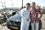 Volendam 19 mei 2004
Jan Smit uitreiking nieuwe cd en nieuw BMW X3
Jan Smit en zijnvader met BMW X3