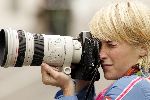 Amsterdam 13 mei 2004
Presentatrice Willem Wever met fototoestel bij Amstel Hotel
Jetske v d Elsen
