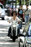 Amsterdam 29 mei 2004
Katja Schuurman bij vrienden met nieuwe Harley Davidson moter
