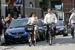 Amsterdam 29 mei 2004
Kim v Kooten met Baby en man op fiets