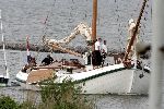 Muiden 9 mei 2004
Prins Constantijn met Prinses Laurentien en Prins Claus en prinses Eloise . Koningin Beatrix
Groene Draeck.