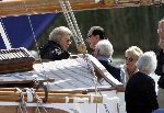 Muiden 29 mei 2004
Koningin Beatrix varen met Groene Draeck. rechts  een vriend van de koningin. Hij kwam samen met de koningin aan bij de boot