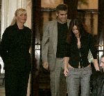 Amsterdam 17 mei 2004
George Clooney verlaat het Amstel Hotel met zijn vriendin Lisa Snoden.