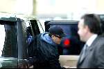 Amsterdam 2 mei 2004
Matt Damon met George Clooney bij Amstel Hotel.
De beveiliging (security)