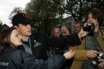 Amsterdam 11 mei 2004
Matt Damon met fans op de foto bij het Amstel Hotel.