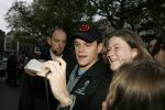 Amsterdam 11 mei 2004
Matt Damon met fans op de foto bij het Amstel Hotel.