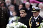 Amsterdam 4 mei 2004
Dodenherdenking op de dam met Koningin Beatrix Maxima en Prins Willem Alexander.