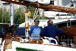 Muiden 9 mei 2004
Koningin Beatrix Prins Constantijn Prinses Laurentien varen met Groene Draeck.
Prins Carlos