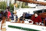 Muiden 9 mei 2004
Koningin Beatrix Prins Constantijn Prinses Laurentien varen met Groene Draeck.
Prinses Eloise en prins Carlos