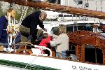Muiden 9 mei 2004
Koningin Beatrix Prins Constantijn Prinses Laurentien varen met Groene Draeck.
Prinses Eloise en prins Claus  Cazimier