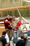 Muiden 9 mei 2004
Koningin Beatrix varen met Prins Constantijn Prinses Laurentien en Prinses Elouise en Prins Claus