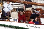 Muiden 9 mei 2004
Koningin Beatrix Prins Constantijn Prinses Laurentien varen met Groene Draeck.
Prinses Eloise.