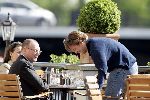 Amsterdam 15 mei 2004
Prins Pieter Christiaan met zijn vriendin in gesprek met general manager van Amstel Hotel