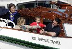 Muiden 9 mei 2004
Koningin Beatrix Prins Constantijn Prinses Laurentien varen met Groene Draeck.
Prinses Eloise en prins Claus  Cazimier