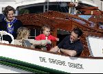 Muiden 9 mei 2004
Koningin Beatrix Prins Constantijn Prinses Laurentien varen met Groene Draeck.
Prinses Eloise en prins Claus  Cazimier