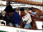 Muiden 9 mei 2004
Koningin Beatrix Prins Constantijn Prinses Laurentien varen met Groene Draeck.
Prinses Eloise en prins Claus  Cazimier