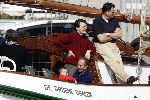 Muiden 9 mei 2004
Koningin Beatrix Prins Constantijn Prinses Laurentien varen met Groene Draeck.
Prinses Eloise en prins Carlos.