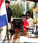Muiden 9 mei 2004
Koningin Beatrix Prins Constantijn Prinses Laurentien varen met Groene Draeck.
Prinses Eloise en prins Carlos.