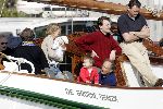 Muiden 9 mei 2004
Koningin Beatrix Prins Constantijn Prinses Laurentien varen met Groene Draeck.
Prinses Eloise en prins Claus  Cazimier