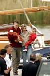Muiden 9 mei 2004
Koningin Beatrix varen met Prins Constantijn Prinses Laurentien en Prinses Elouise en Prins Claus