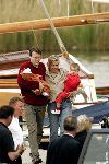 Muiden 9 mei 2004
Koningin Beatrix varen met Prins Constantijn Prinses Laurentien en Prinses Elouise en Prins Claus