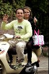 Amsterdam 1 mei 2004
Ralph de Vries met zijn vriendin Carlijn op scooter