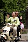 Amsterdam 1 mei 2004
Ralph de Vries met zijn vriendin Carlijn op scooter