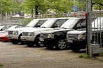 Amsterdam 2 mei 2004
Matt Damon met George Clooney bij Amstel Hotel.
de 4 Range Rovers van de acteurs