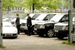Amsterdam 2 mei 2004
Matt Damon met George Clooney bij Amstel hotel.
de 4 range rovers voor de acteurs