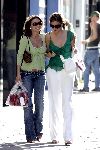 Amsterdam 19 mei 2004
Rebecca Loos op de PC Hooftstraat in Amsterdam met gsm en Rosanna Lima.