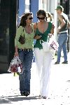 Amsterdam 19 mei 2004
Rebecca Loos op de PC Hooftstraat in Amsterdam met gsm en Rosanna Lima.