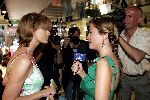 Amsterdam 19 mei 2004
Rebecca Loos op de PC Hooftstraat in Amsterdam  en interviewt Daphne  Deckers