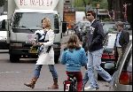 Amsterdam 8 mei 2004
Reinout Oerlemans met Danielle Overgaag en Tijmen en Fiene wandelen op cornelis schuytstraat