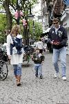 Amsterdam 8 mei 2004
Reinout Oerlemans met Danielle Overgaag en Tijmen en Fiene wandelen op cornelis schuytstraat