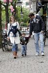 Amsterdam 8 mei 2004
Reinout Oerlemans met Danielle Overgaag en Tijmen en Fiene wandelen op cornelis schuytstraat