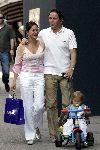 Amsterdam 29 mei 2004
Robert Leroy met zijn vrouw Sacha en zoontje Joshua op pc hooftstraat