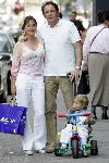 Amsterdam 29 mei 2004
Robert Leroy met zijn vrouw Sacha en zoontje Joshua op pc hooftstraat