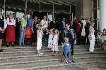 Amsterdam 8 juni 2004
Vrouw Phillip Cocu met kinderen  en vriendin Pierre v Hooijdonk bij vertrek Nederlands elftal naar Portugal