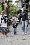 Amsterdam 8 mei 2004
Reinout Oerlemans met Danielle Overgaag en Tijmen en Fiene wandelen op cornelis schuytstraat