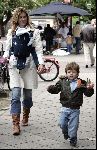 Amsterdam 8 mei 2004
Reinout Oerlemans met Danielle Overgaag en Tijmen en Fiene wandelen op cornelis schuytstraat