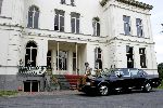 Zeist 18 mei 2004
Wibi Soerjadi in zijn huis in Zeist. Met Rolls Royce