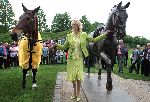 Erp 3 Mei 2005 Onthulling van de bronzen Bonfire. Anky v Grunsven met haar echte paard en de bronzen Bonfire