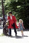 Amsterdam 14 juni 2005
Mevrouw v d Broek gaat boodschappen doen met Anna v Vollenhoven