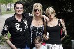 Amsterdam 1 mei 2005
Manuela Kemp Barry hay en vrouw met dochter op hek van vondelpark