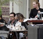 Amsterdam 29 mei 2005
Bono (U2) op terras bij Amstel hotel .