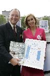 Amsterdam 25 mei 2005
Presentatie blad Rich in Amstel Hotel.
Manager Amstel hotel met uitgeeftser Brigitte Midavalne
