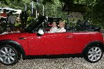 Vierhouten 29 mei 2005
Rally met cabrio's vanwege 10 jarig bestaan Beau Monde.
Caroline Tensen met dochter Lotte in mini cooper cabrio